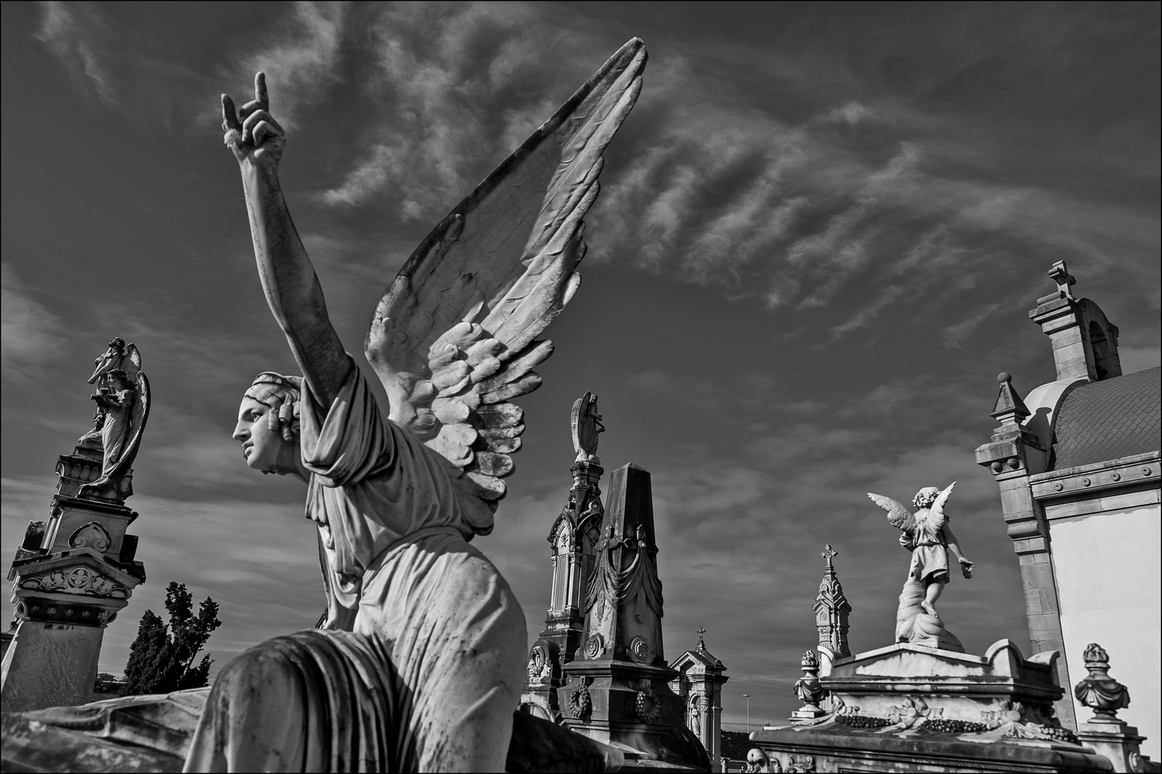 TUMBAS Y CEMENTERIOS / TOMBS AND CEMETERIES